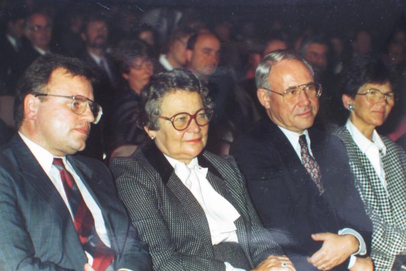  Else Kröner mit Staatssekretär Hans Weiss vom Hessischen Sozialministerium (links) und Landrat Dr. Klaus-Peter Jürgens während des Festaktes zum 75. Jubiläum der Fresenius AG 1987.