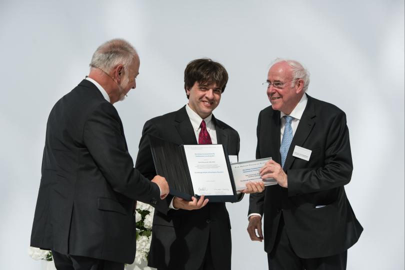 The Chairman of the Board of Trustees Dr. Dieter Schenk awarded the research prize with Keynote Speaker Prof. em. Dr. Dr. h.c. Ernst-Ludwig Winnacker (former president DFG, former president ERC, Human Frontier Science Programm).