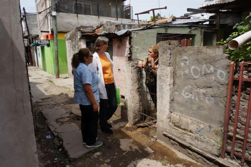 Besuche im Slum, wie hier mit Mitarbeiterin Sandra, sind für Carina Vetye-Maler feste Bestandteile ihrer Arbeit.