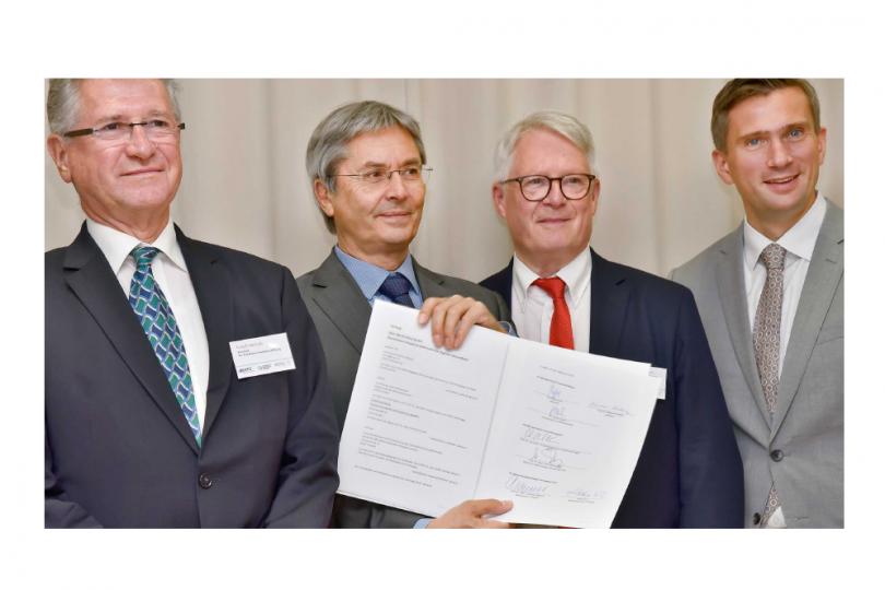 Contract is signed: v.l.n.r. Rudolf Herfurth (Board Member EKFS), Prof. Dr. Hans Müller-Steinhagen (TU Dresden Rector), Prof. Dr. Heinz Reichmann (Dean Carl Gustav Carus Faculty of Medicine) und Martin Dulig (Saxon State Minister for Economic Affairs)