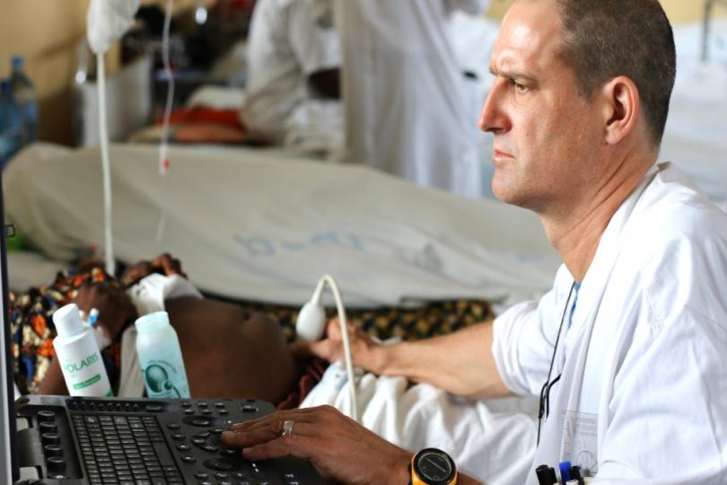 Dr. Martin Rohacek bei einer Ultraschalluntersuchung am Bett einer Patientin.