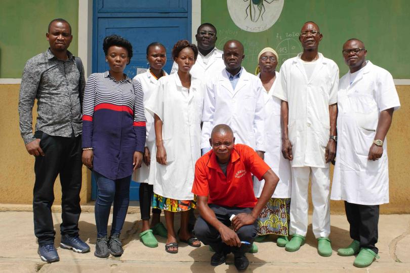 Jean Kitala Sedi, der erste Patient, der Fexinidazol gegen die Schlafkrankheit nach seiner Zulassung und Registrierung für die Anwendung in der Demokratischen Republik Kongo erhalten hat, mit dem Gesundheitspersonal des Krankenhauses Bandundu.