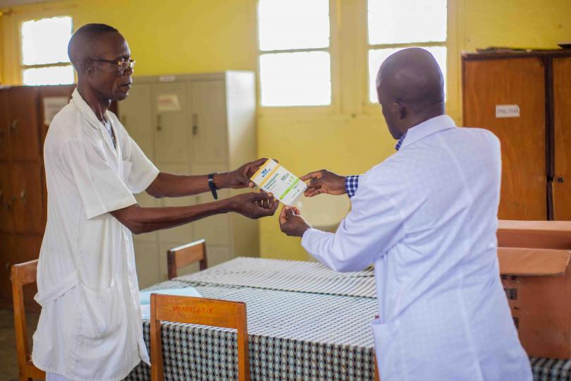Fexinidazol kommt in Bandundu in der Demokratische Republik Kongo an –  einem der Orte, an dem die Behandlung klinisch getestet wurde. Patienten außerhalb der Studie werden nun mit dieser rein oralen Behandlung der Schlafkrankheit behandelt.