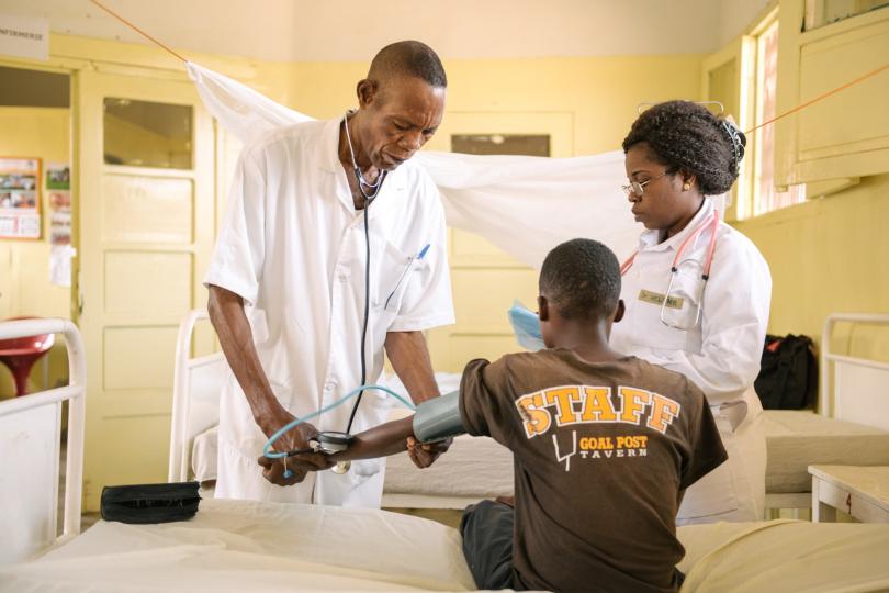 Dr Helene, investigator at the Bandundu Hospita, examines a patient. Dr Mahenzi manages the studies and coordinates the team's work.