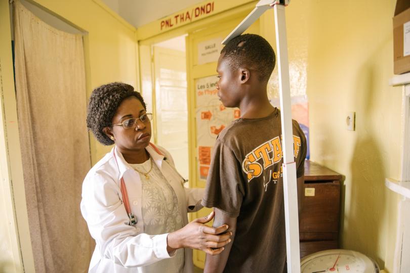 Dr. Helene Mahenzi, Untersuchungsbeauftragte am Krankenhaus Bandundu, untersucht einen Patienten. Dr. Mahenzi leitet die Studien und koordiniert die Arbeit des Teams. 
