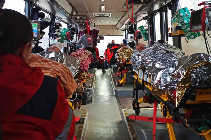 Evakuierung von Verletzten in unserem MICU-Bus (mobile Intensive Care Unit) von Donetsk Oblast zurück nach Dnipro.