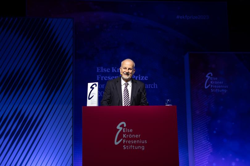 Dr. Dieter Schenk begrüßt die Preisträgerin und Gäste