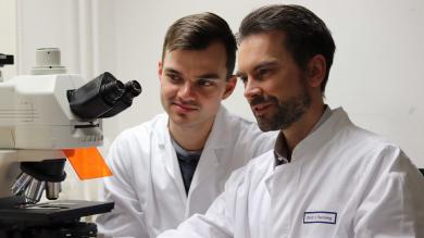 PhD Student Thomas Wohlfahrt and Dr. Andreas Ramming in front of Immunofluorescence Microscope