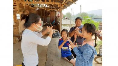 Schulung der Dorfbevölkerung von Huay San in der selbstständigen Prävention von Infektionen: hier das richtige Händewaschen 