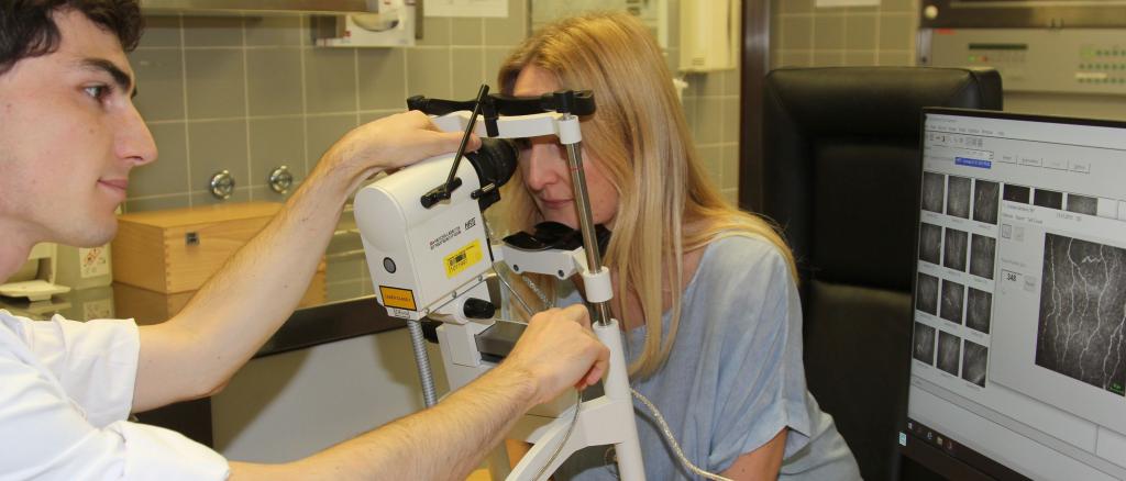 Die corneale confokale Mikroskopie (CCM) ist ein junges Verfahren zur nicht-invasiven Analyse der cornealen Innervation als ein Test für Kleinfaserpathologie. 