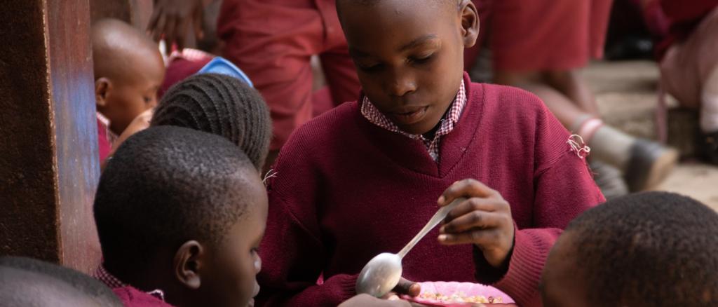 School children distributing nutritious meals