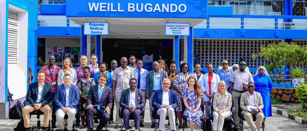 Die Catholic University of Health and Allied Sciences und das Bugando Medical Centre sind Partnerorganisationen des Else Kröner Centers in Mwanza. Dort haben sich die Beteiligten zum Gruppenfoto versammelt.