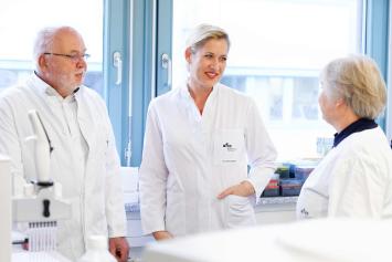 Projekt PD Dr. Daniela Weber: Zusammen mit Prof. Dr. Ernst Holler während einer Projektbesprechung im Labor