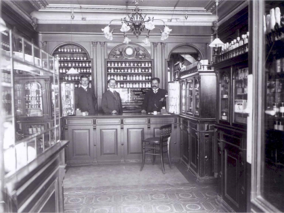 Blick in die Hirsch-Apotheke im Jahre 1910. 