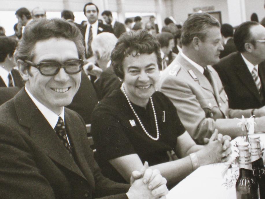 Else Kröner with Dr. Sinnwell celebrating the inauguration of the plant in St. Wendel in November 1974.